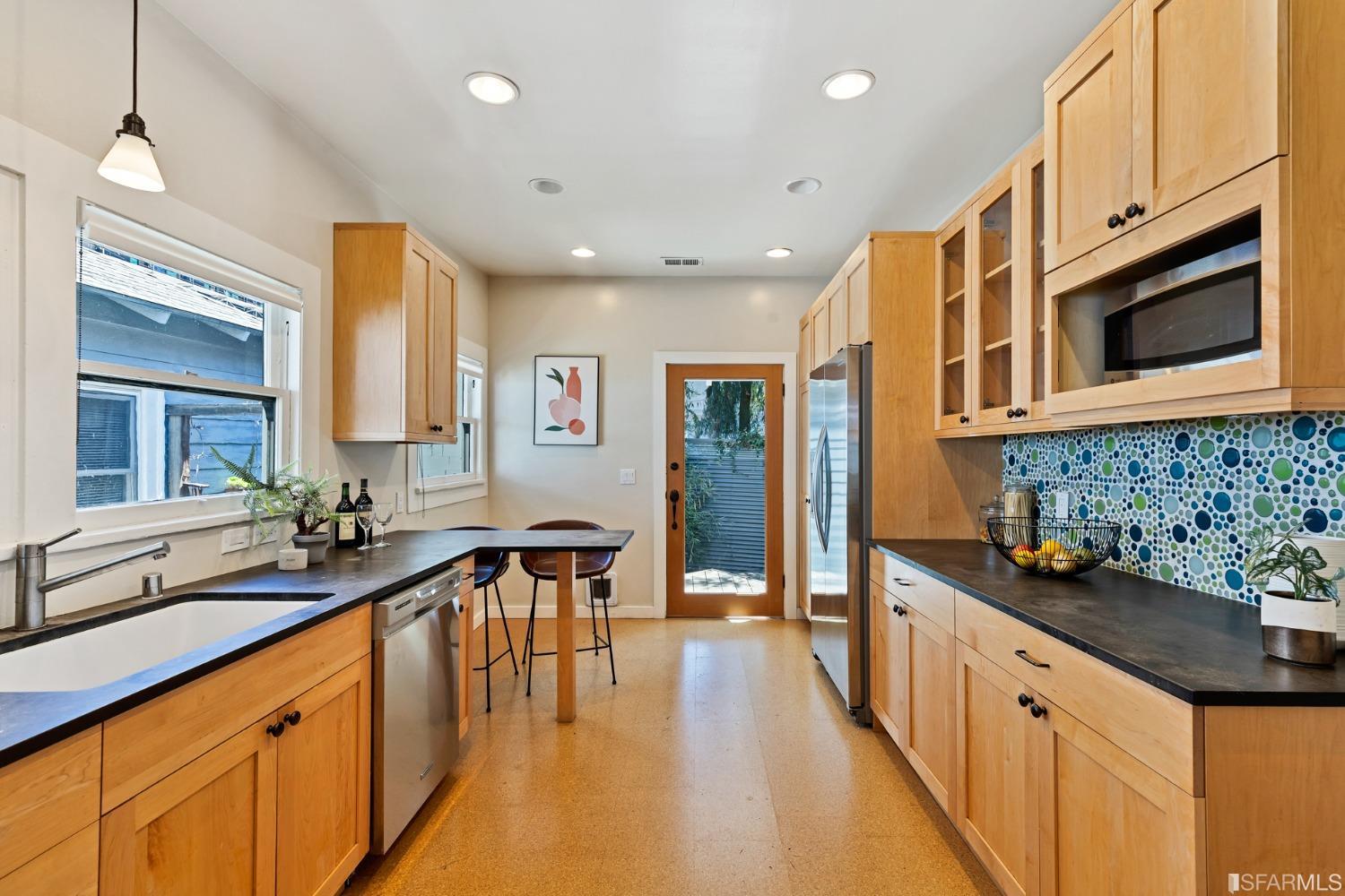 Detail Gallery Image 9 of 53 For 2543 Chilton Way, Berkeley,  CA 94704 - 2 Beds | 1 Baths