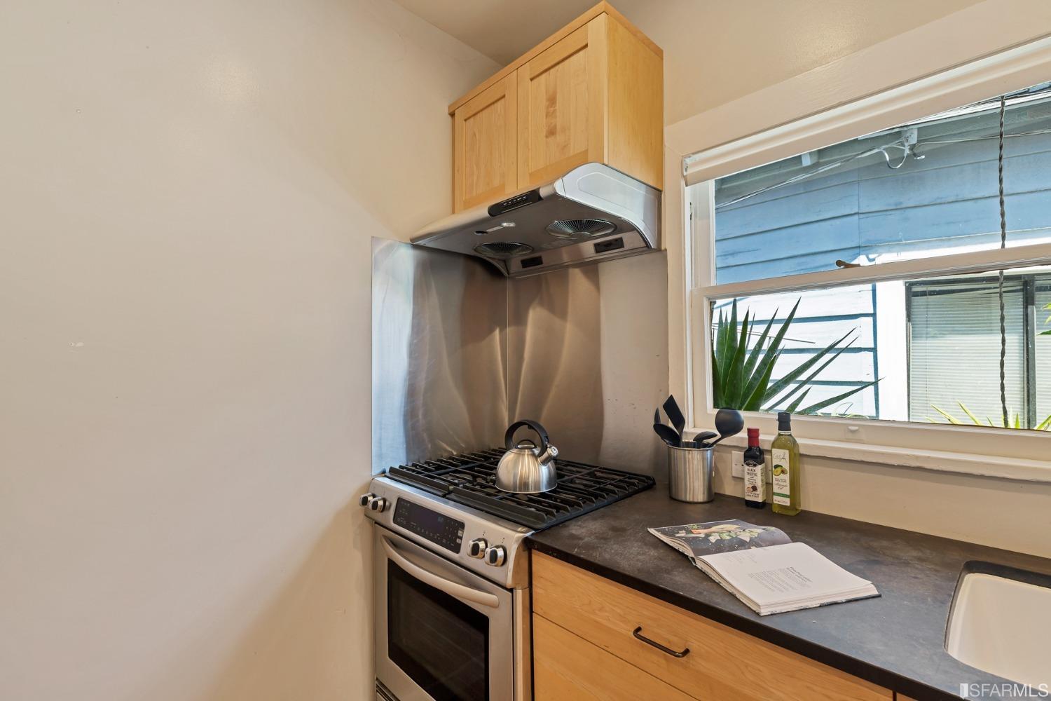 Detail Gallery Image 10 of 53 For 2543 Chilton Way, Berkeley,  CA 94704 - 2 Beds | 1 Baths