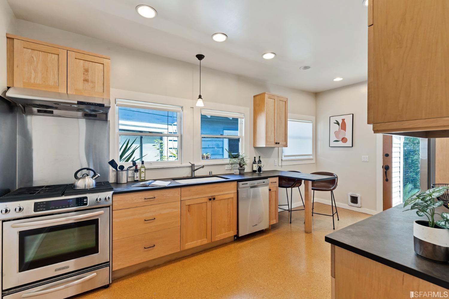 Detail Gallery Image 8 of 53 For 2543 Chilton Way, Berkeley,  CA 94704 - 2 Beds | 1 Baths