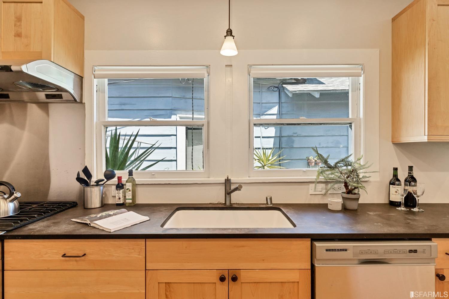 Detail Gallery Image 11 of 53 For 2543 Chilton Way, Berkeley,  CA 94704 - 2 Beds | 1 Baths