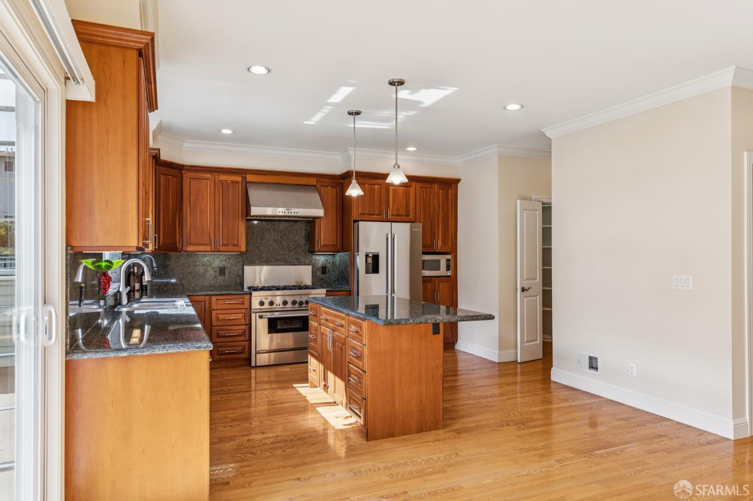 Detail Gallery Image 16 of 35 For 660 Cambridge St, San Francisco,  CA 94134 - 5 Beds | 3/1 Baths