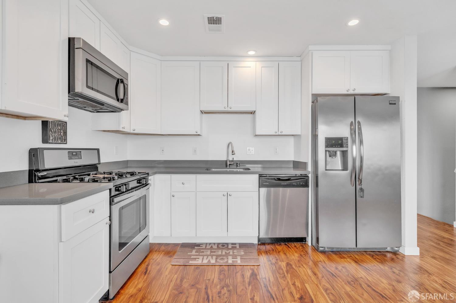 Detail Gallery Image 7 of 35 For 1081 Goettingen St, San Francisco,  CA 94134 - 3 Beds | 2 Baths