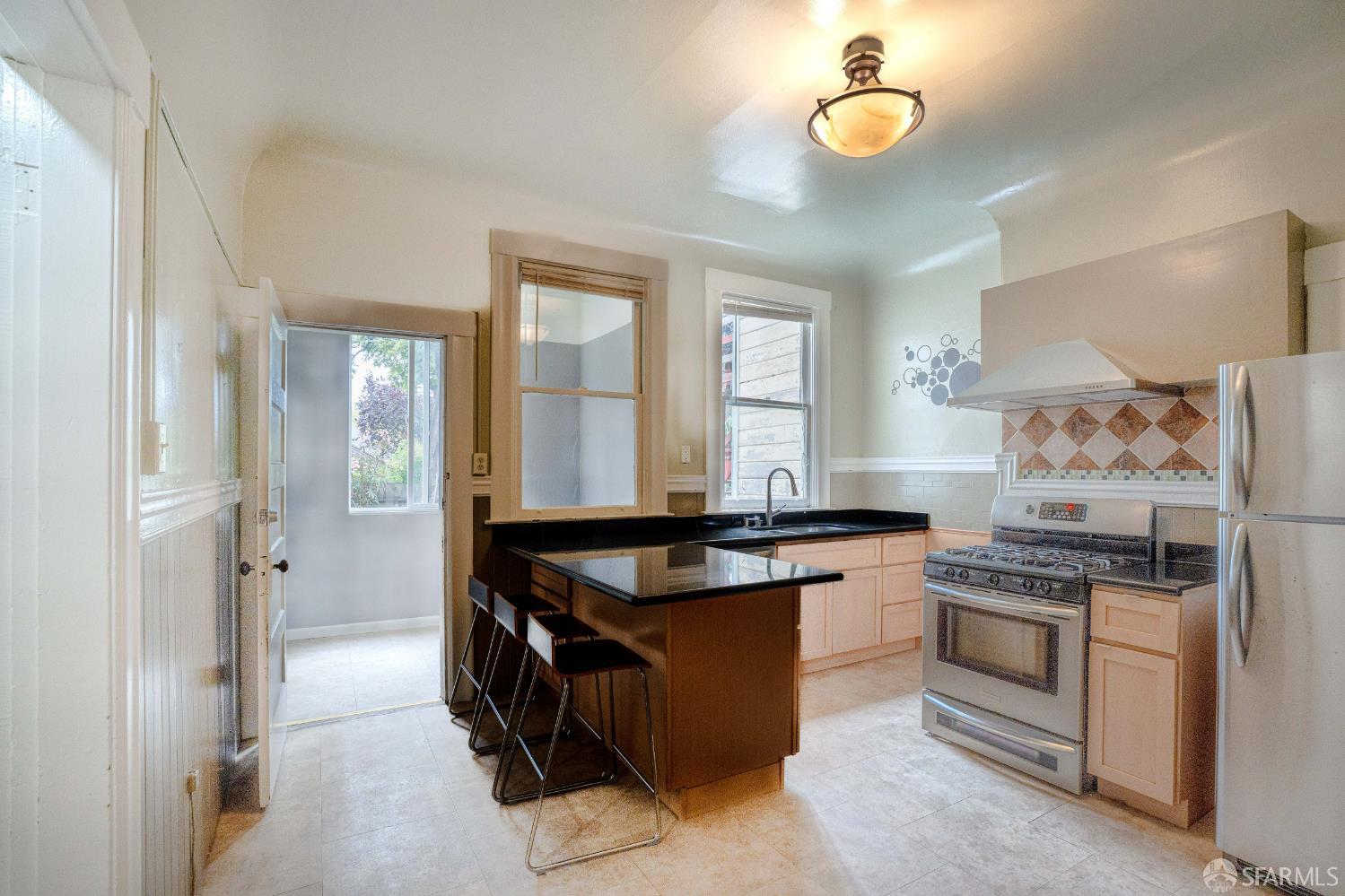 Detail Gallery Image 4 of 26 For 1013 Noe St, San Francisco,  CA 94114 - – Beds | – Baths