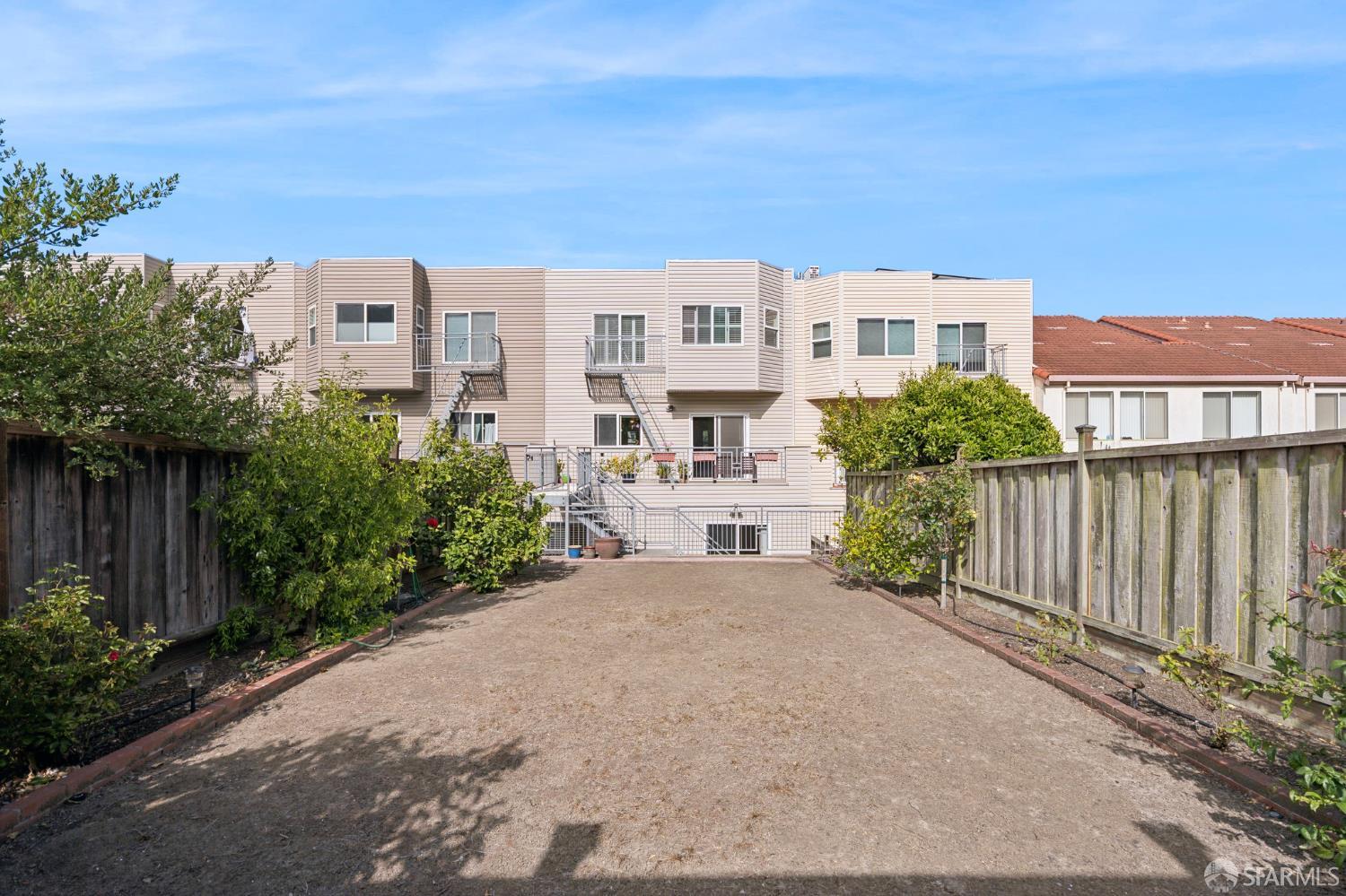 Detail Gallery Image 4 of 35 For 660 Cambridge St, San Francisco,  CA 94134 - 5 Beds | 3/1 Baths