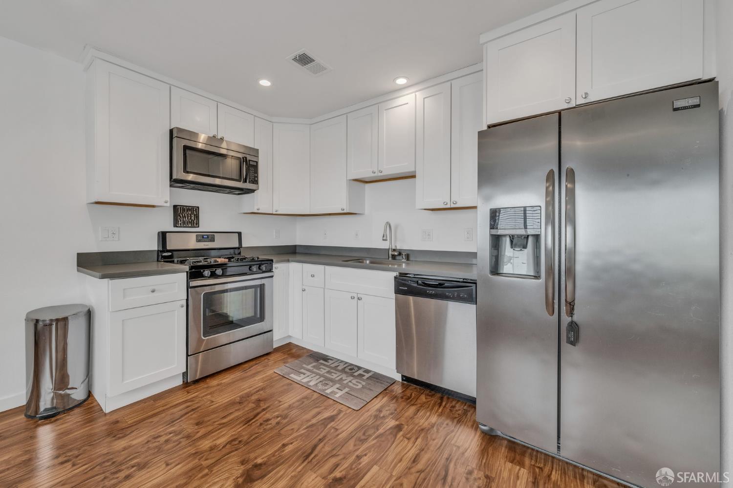 Detail Gallery Image 6 of 35 For 1081 Goettingen St, San Francisco,  CA 94134 - 3 Beds | 2 Baths