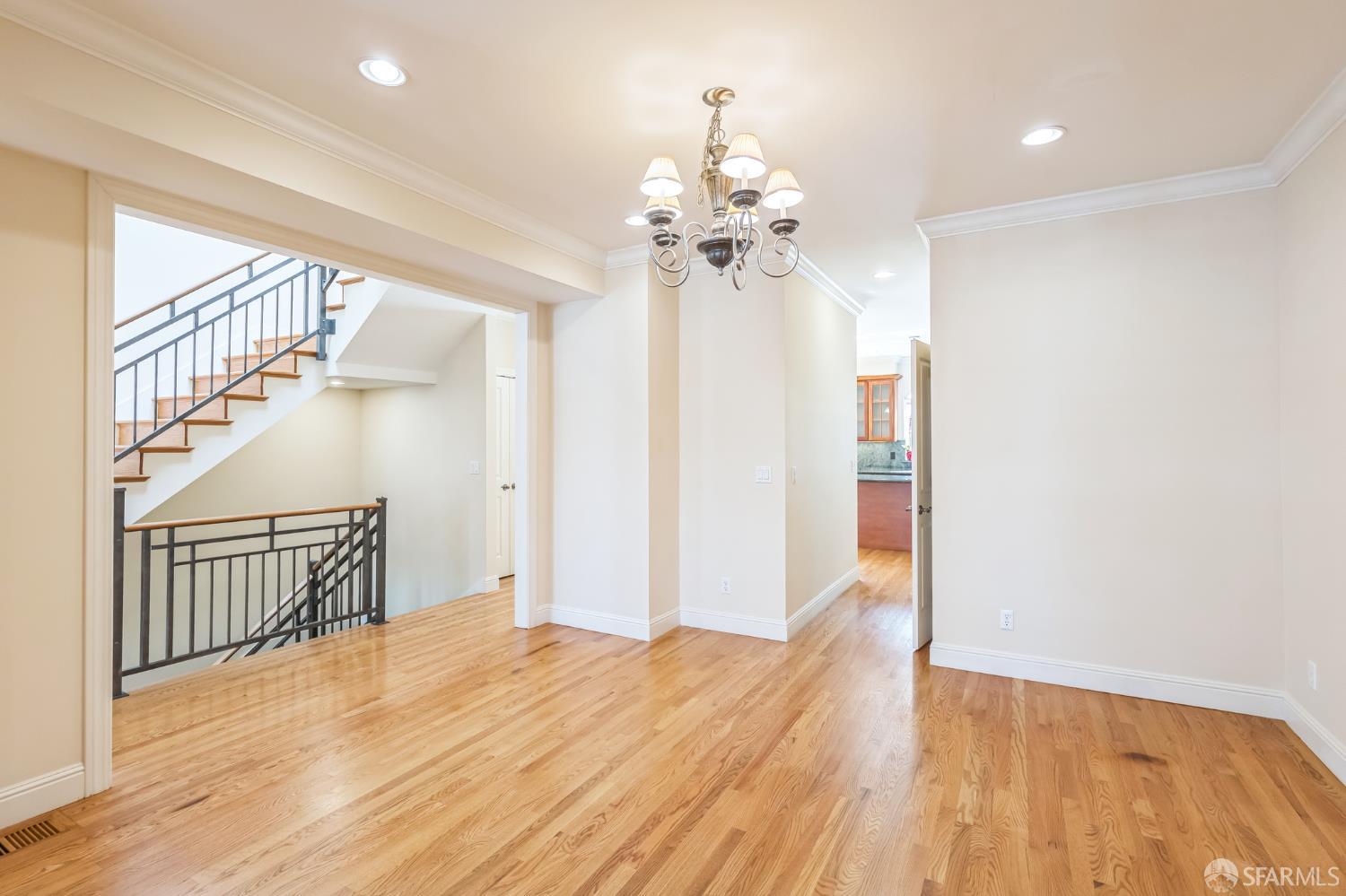 Detail Gallery Image 5 of 35 For 660 Cambridge St, San Francisco,  CA 94134 - 5 Beds | 3/1 Baths