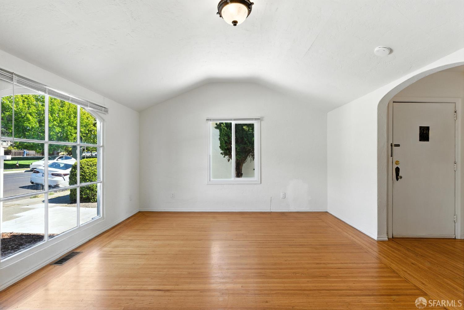 Detail Gallery Image 8 of 49 For 606 Masonic Ave, Albany,  CA 94706 - 4 Beds | 2/1 Baths