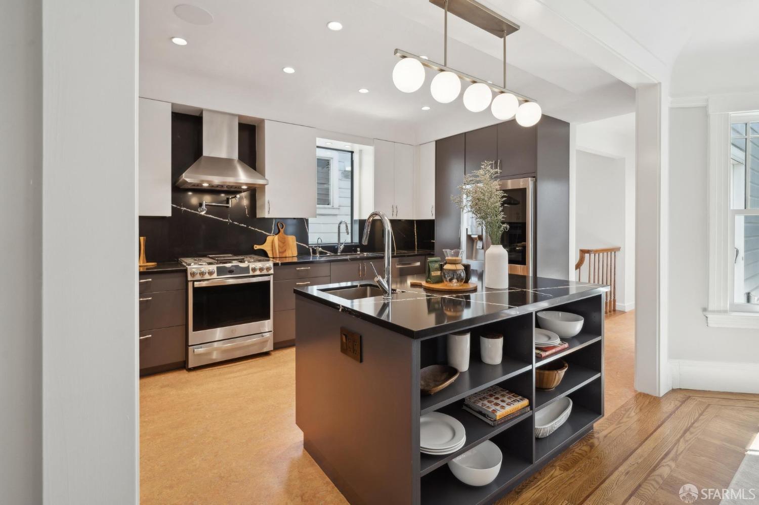 Detail Gallery Image 13 of 72 For 3919 22nd St, San Francisco,  CA 94114 - 4 Beds | 4 Baths