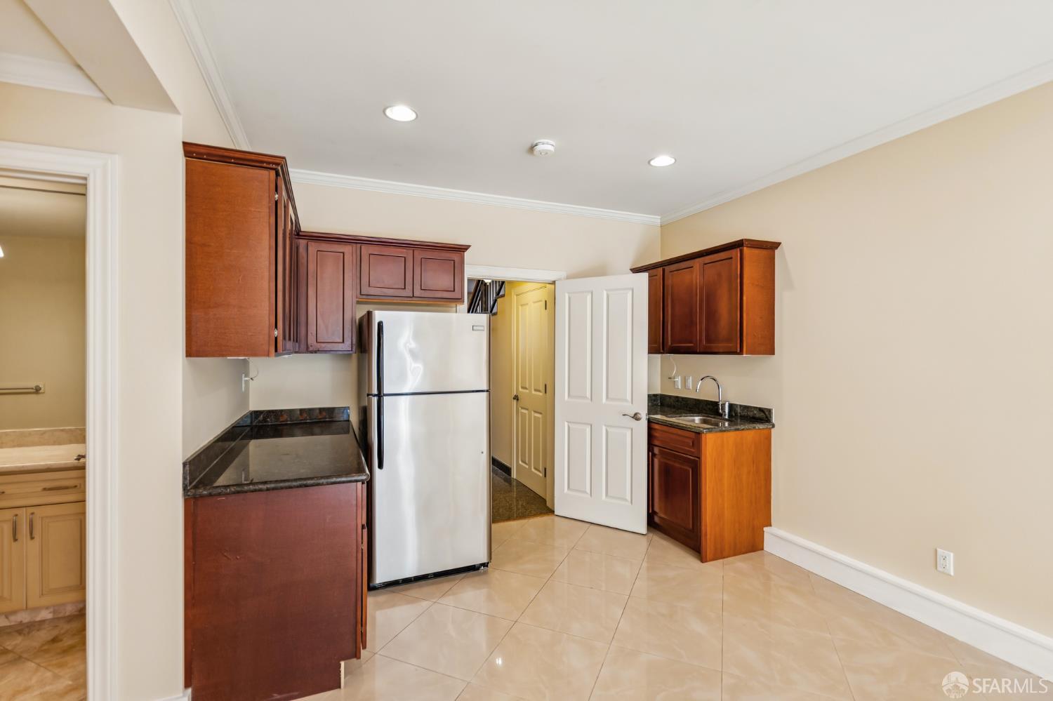 Detail Gallery Image 13 of 35 For 660 Cambridge St, San Francisco,  CA 94134 - 5 Beds | 3/1 Baths
