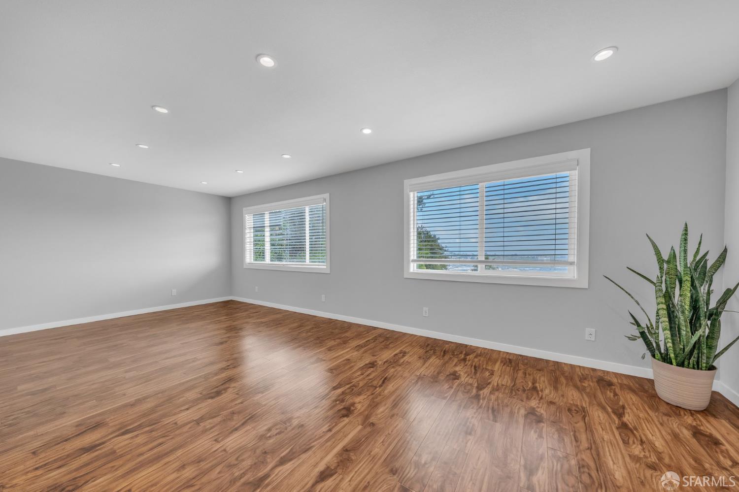 Detail Gallery Image 4 of 35 For 1081 Goettingen St, San Francisco,  CA 94134 - 3 Beds | 2 Baths