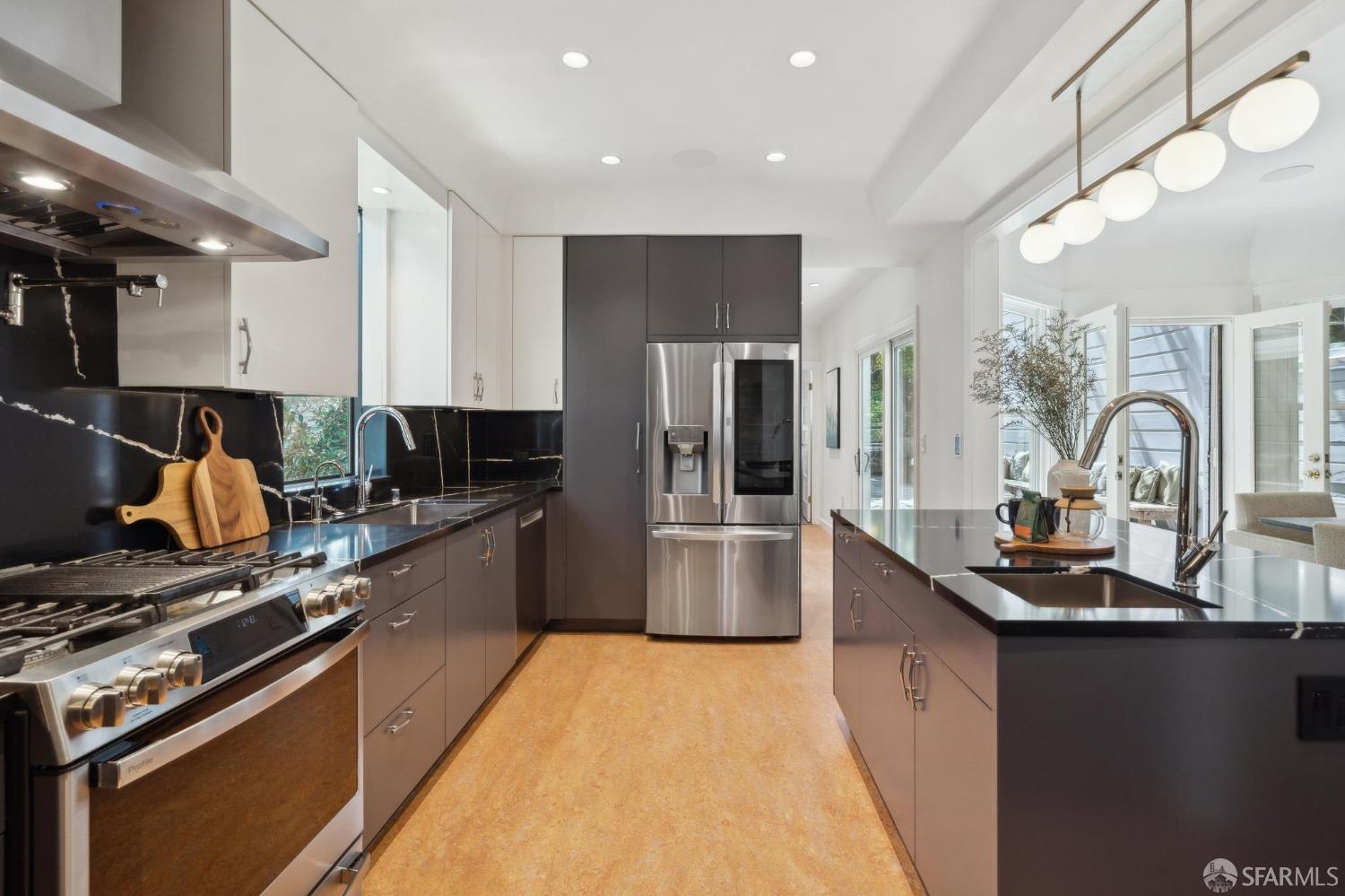 Detail Gallery Image 16 of 72 For 3919 22nd St, San Francisco,  CA 94114 - 4 Beds | 4 Baths