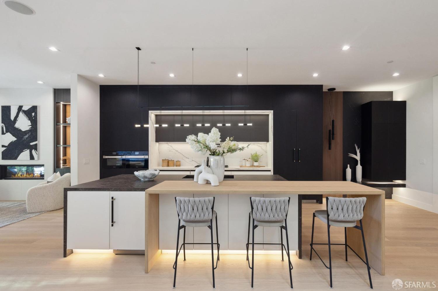 Detail Gallery Image 4 of 46 For 1910 Baker St, San Francisco,  CA 94115 - 5 Beds | 5/1 Baths