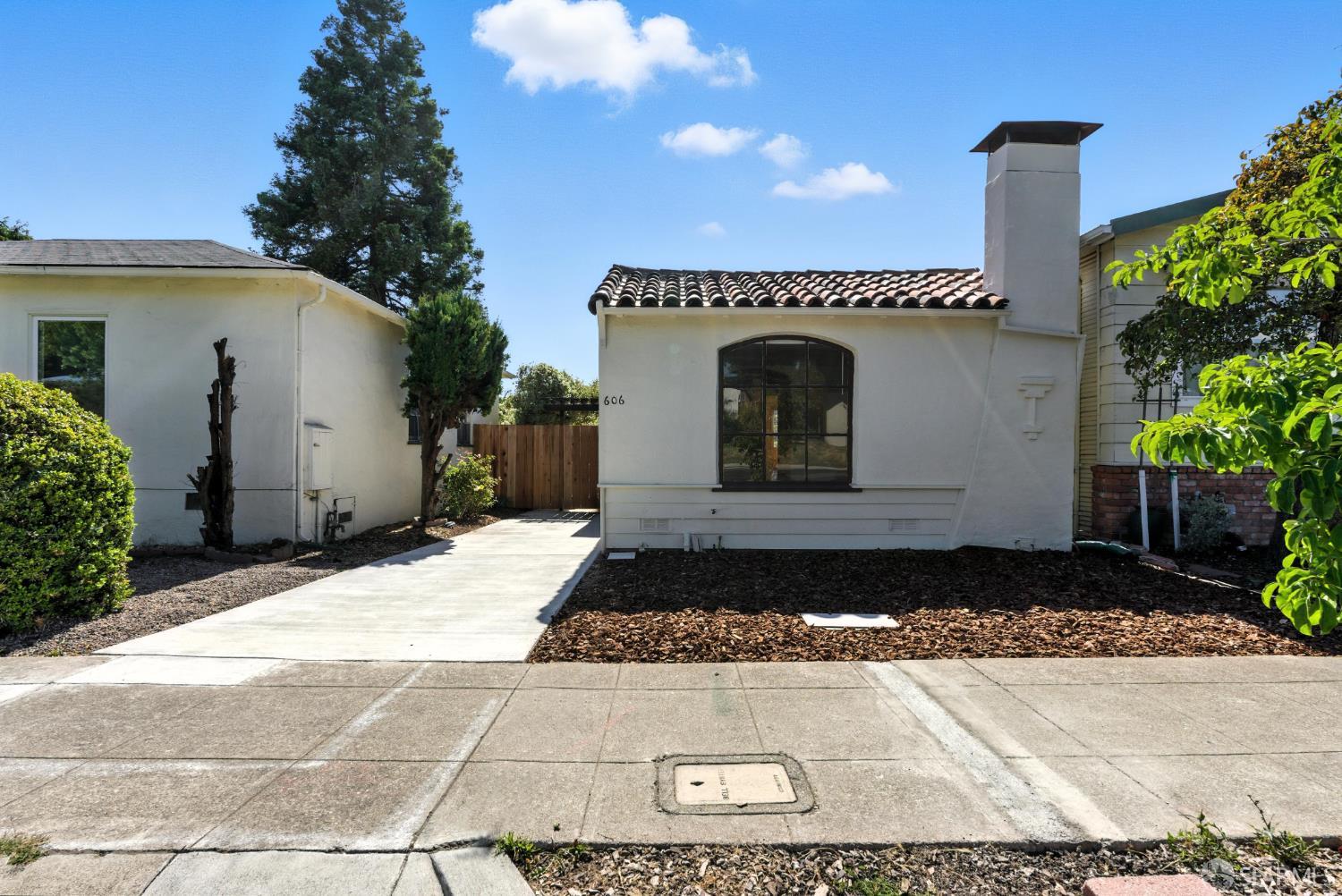 Detail Gallery Image 4 of 49 For 606 Masonic Ave, Albany,  CA 94706 - 4 Beds | 2/1 Baths
