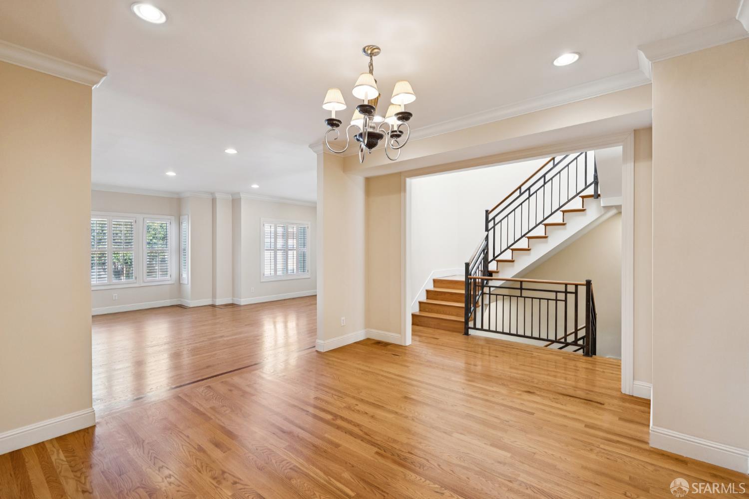 Detail Gallery Image 6 of 35 For 660 Cambridge St, San Francisco,  CA 94134 - 5 Beds | 3/1 Baths
