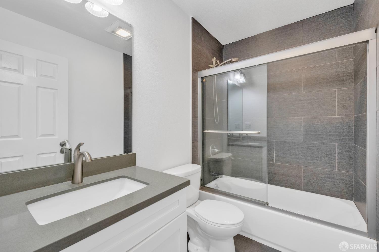 Detail Gallery Image 18 of 35 For 1081 Goettingen St, San Francisco,  CA 94134 - 3 Beds | 2 Baths