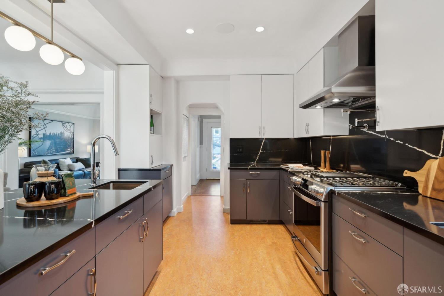 Detail Gallery Image 15 of 72 For 3919 22nd St, San Francisco,  CA 94114 - 4 Beds | 4 Baths