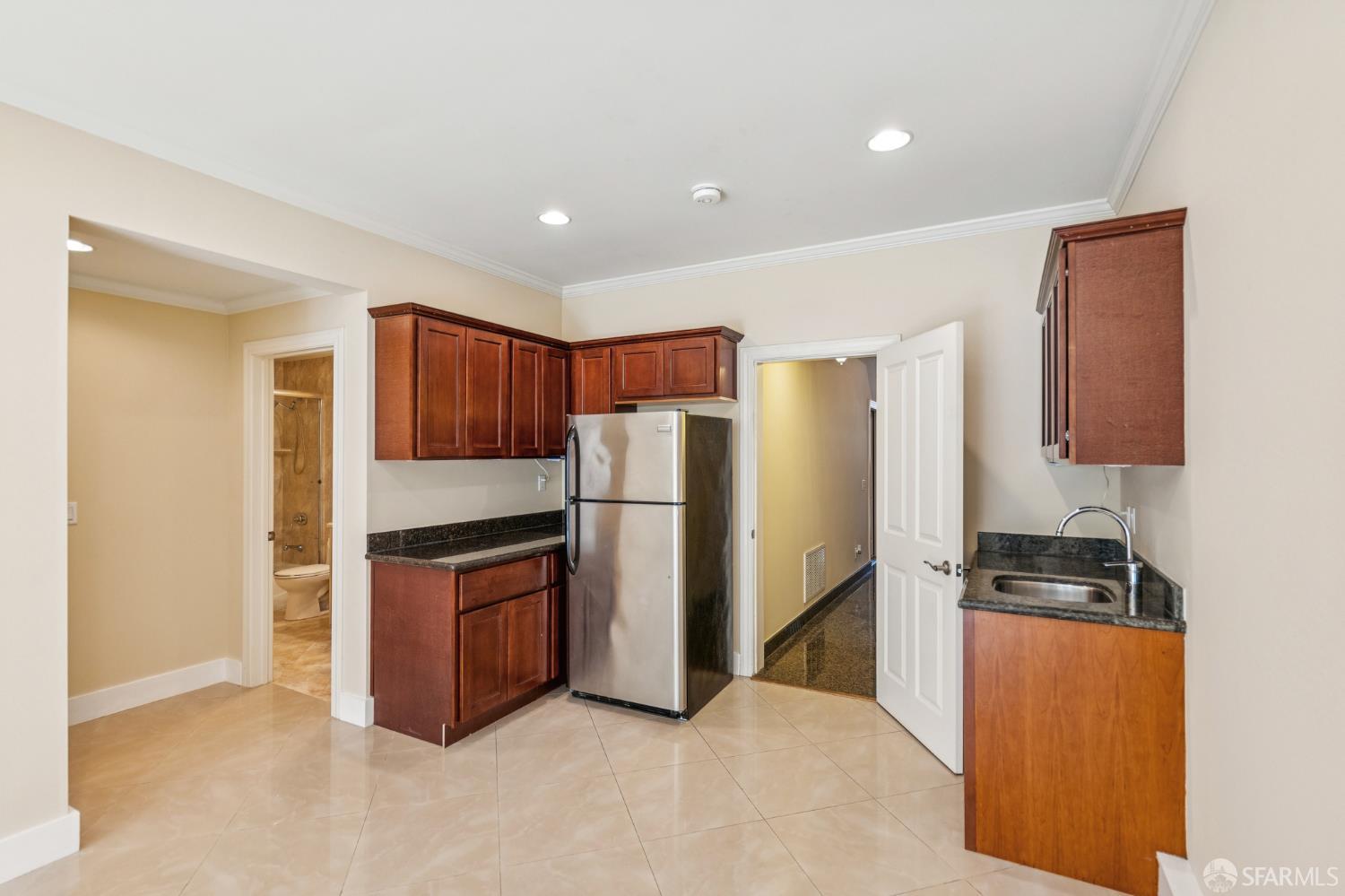 Detail Gallery Image 12 of 35 For 660 Cambridge St, San Francisco,  CA 94134 - 5 Beds | 3/1 Baths