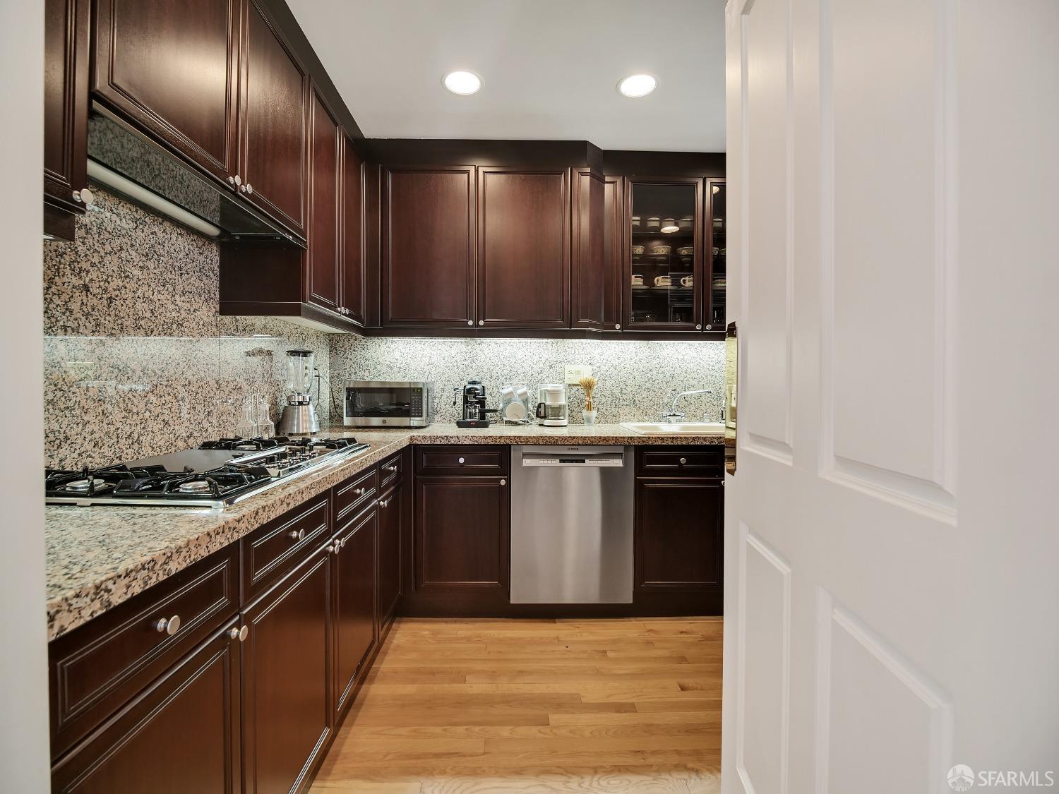 Photo #8: 425061353 Listing: Photo #8