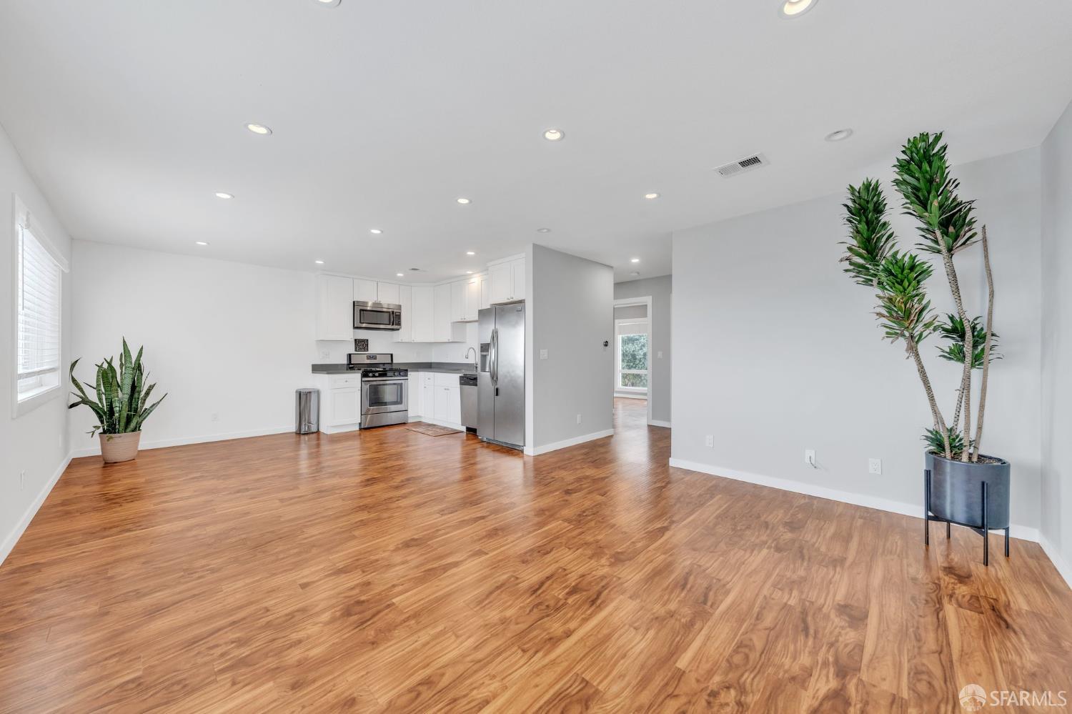 Detail Gallery Image 9 of 35 For 1081 Goettingen St, San Francisco,  CA 94134 - 3 Beds | 2 Baths