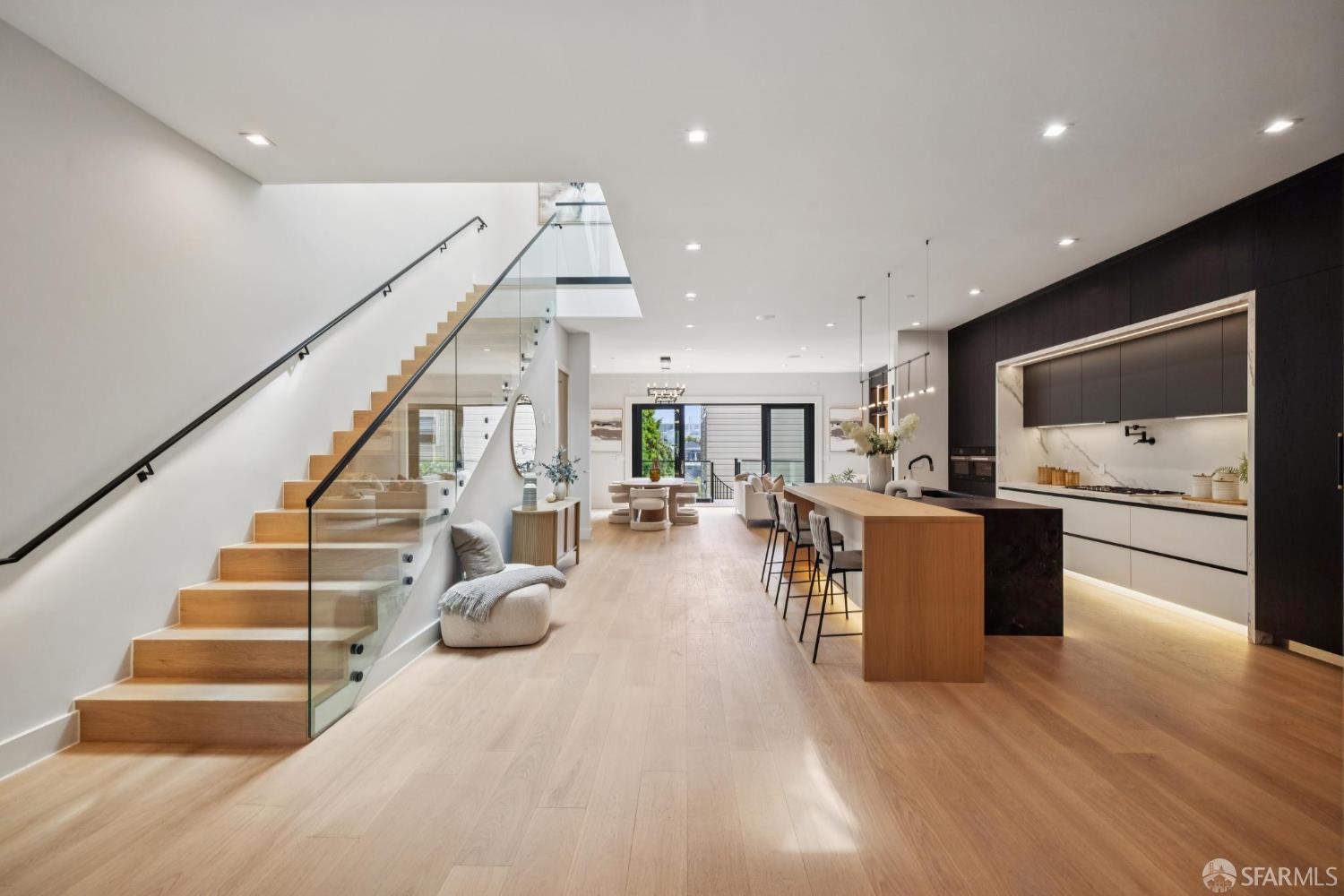 Detail Gallery Image 2 of 46 For 1910 Baker St, San Francisco,  CA 94115 - 5 Beds | 5/1 Baths