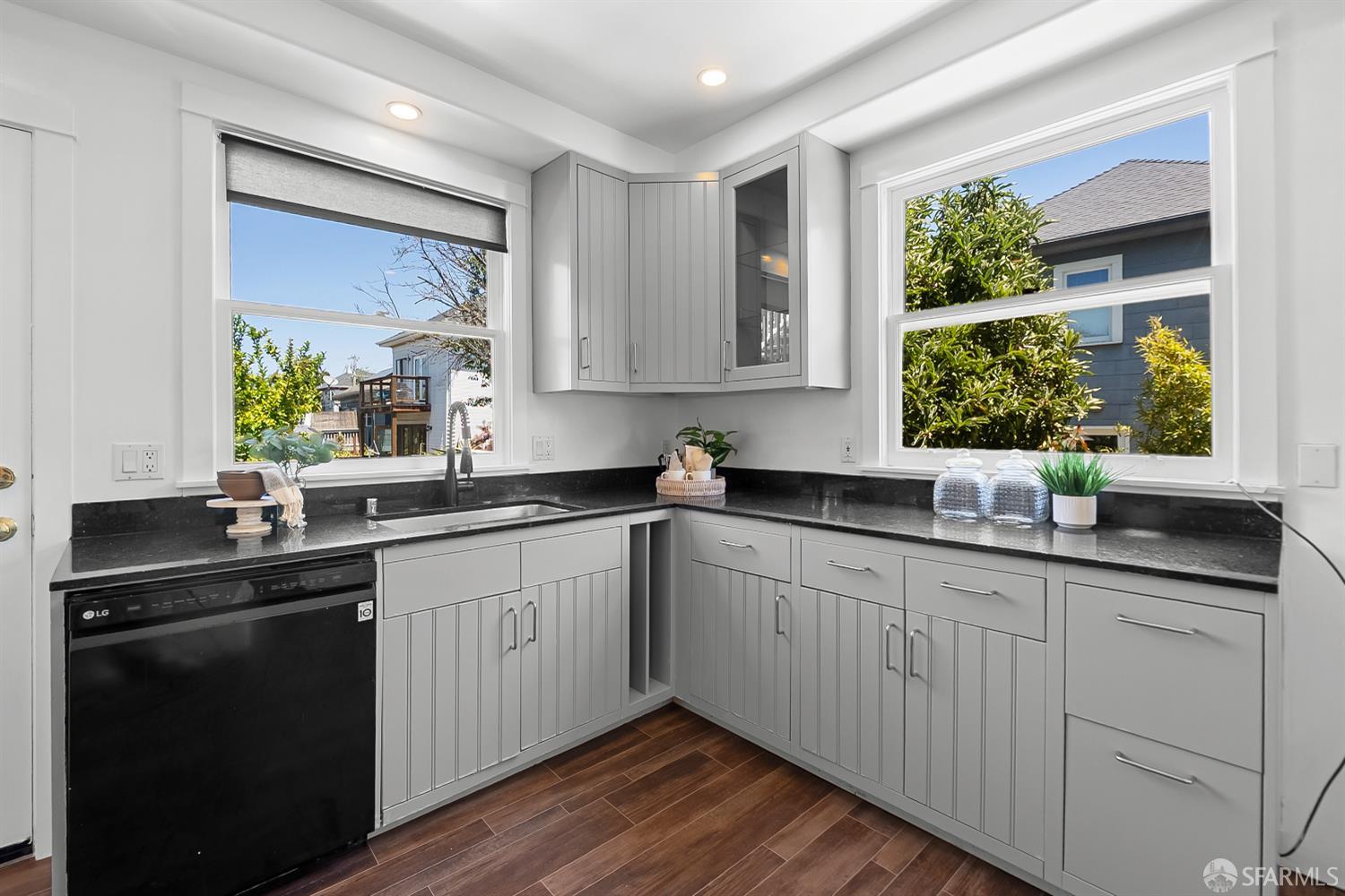 Detail Gallery Image 13 of 41 For 720 61st St, Oakland,  CA 94609 - 5 Beds | 3 Baths