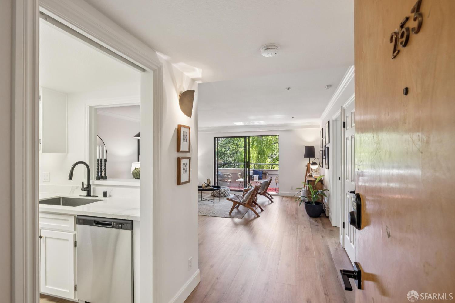 Photo #2: 425061407 Listing 
