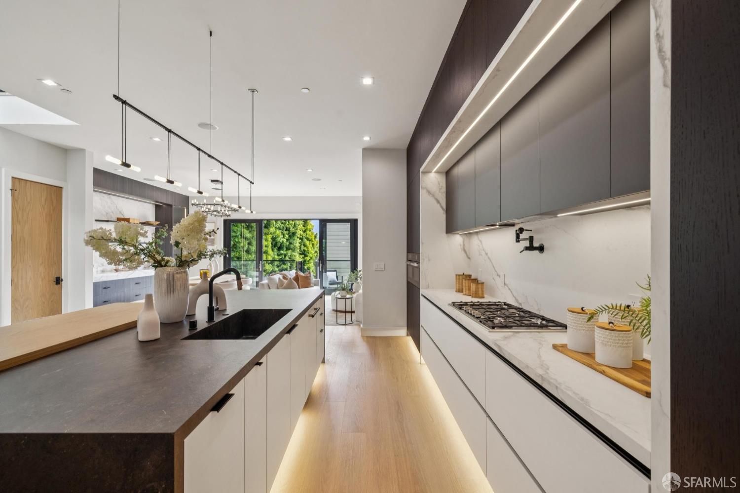 Detail Gallery Image 3 of 46 For 1910 Baker St, San Francisco,  CA 94115 - 5 Beds | 5/1 Baths