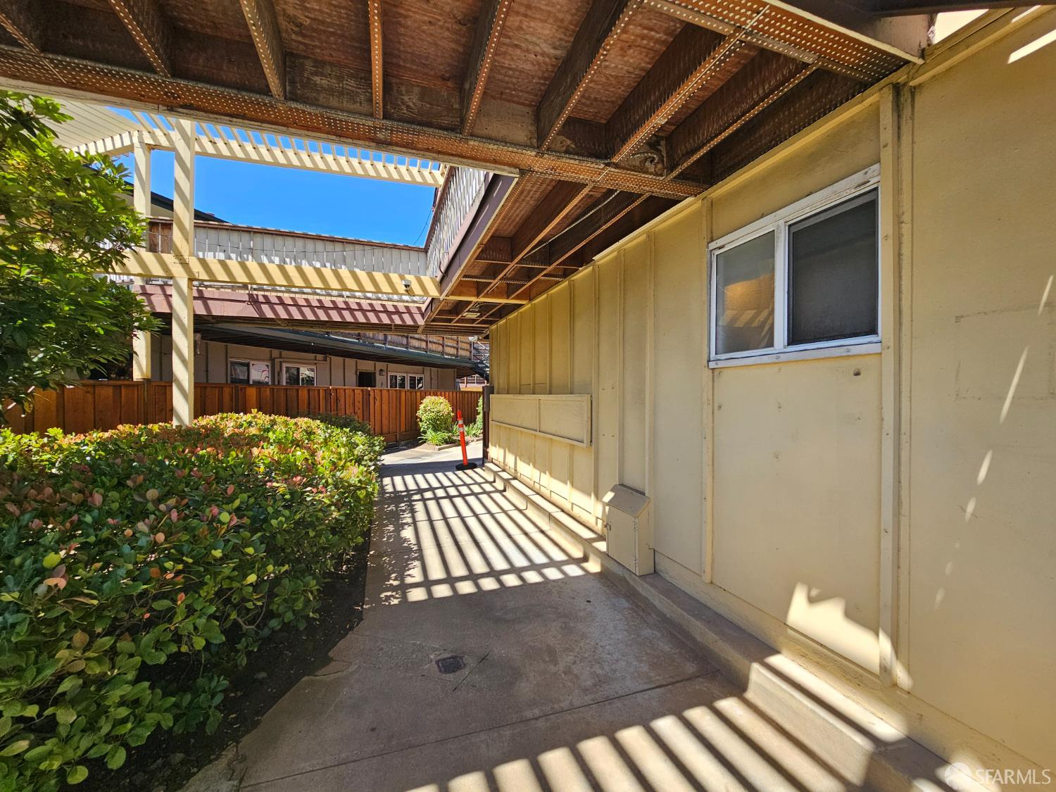 Detail Gallery Image 3 of 41 For 3001 Los Prados St #104,  San Mateo,  CA 94403 - 2 Beds | 2 Baths