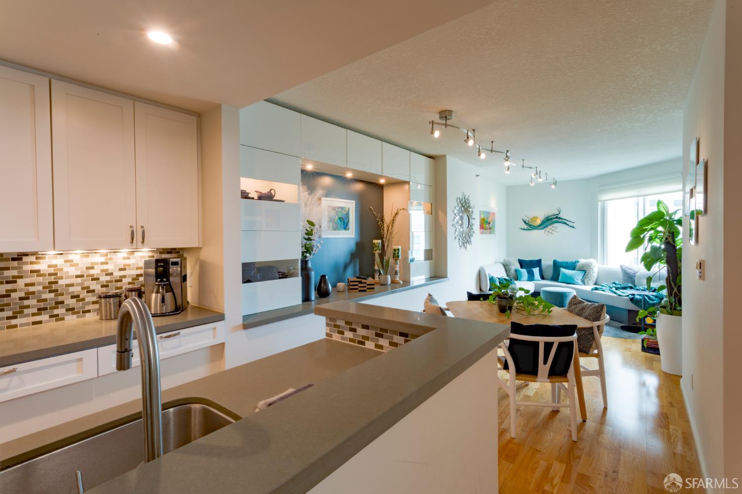 Photo #2: 425061933 Listing 