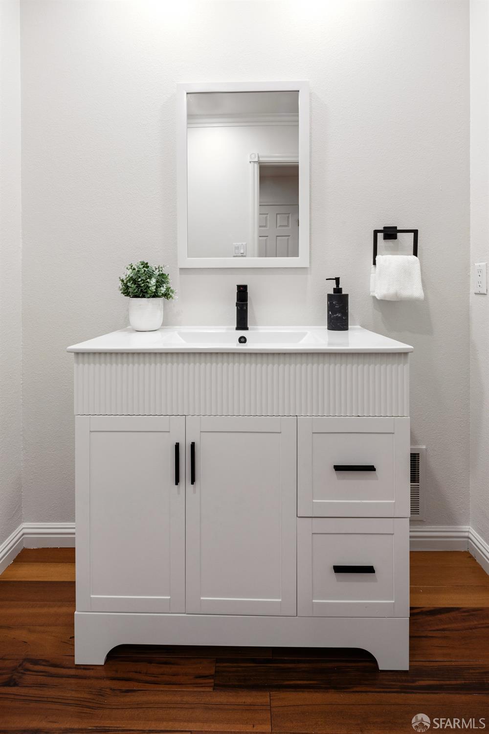 Detail Gallery Image 16 of 37 For 35 Pinewood Ct, San Mateo,  CA 94403 - 5 Beds | 2/1 Baths