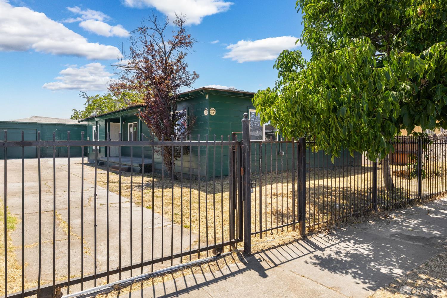 Detail Gallery Image 2 of 34 For 1050 105th Ave, Oakland,  CA 94603 - – Beds | – Baths