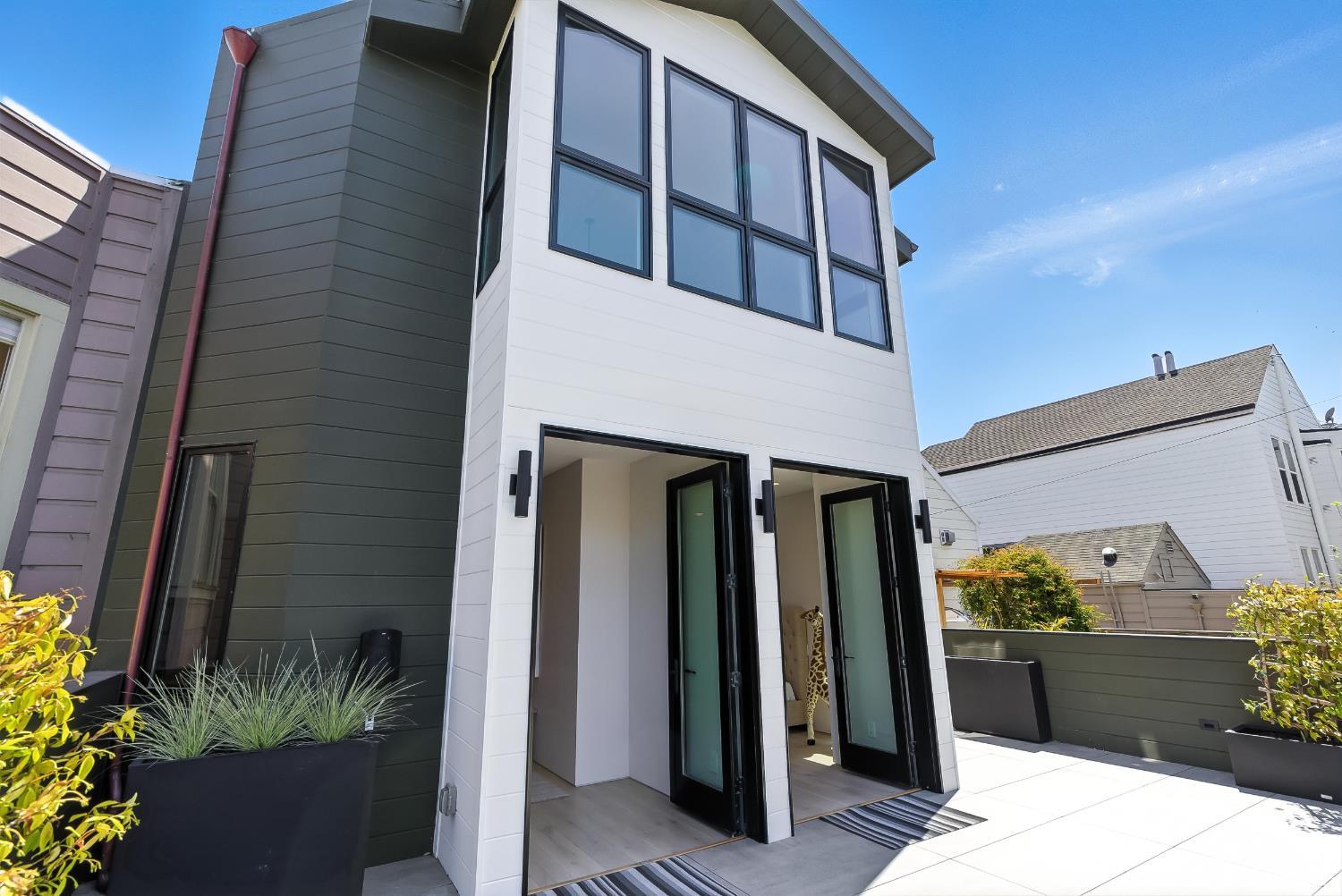 Detail Gallery Image 24 of 61 For 4234 24th St, San Francisco,  CA 94114 - 7 Beds | 5/2 Baths