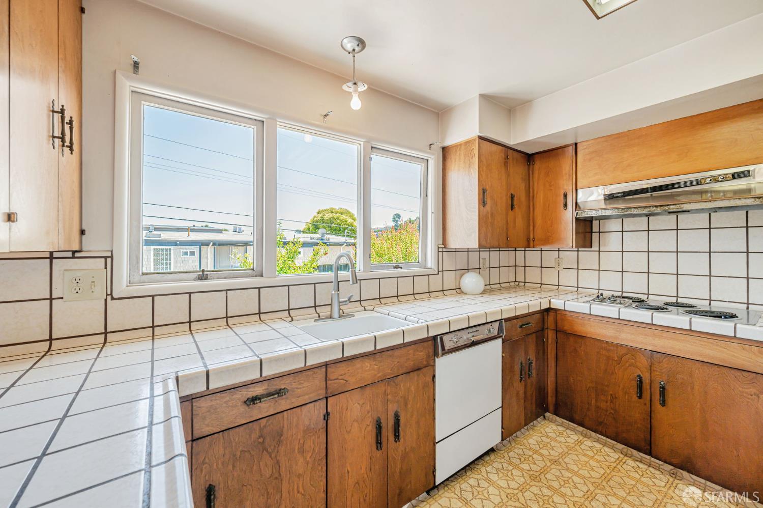 Detail Gallery Image 12 of 37 For 956 Helen Dr, Millbrae,  CA 94030 - 3 Beds | 2/1 Baths