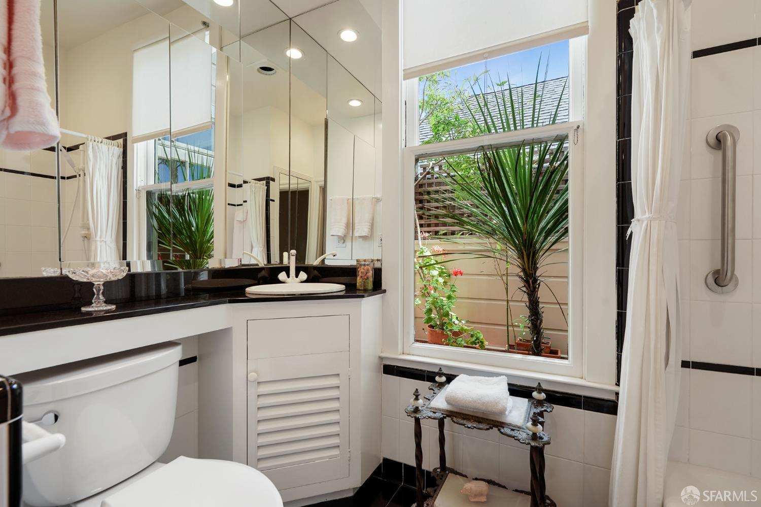 Detail Gallery Image 27 of 45 For 941 Lombard St, San Francisco,  CA 94133 - 2 Beds | 1 Baths