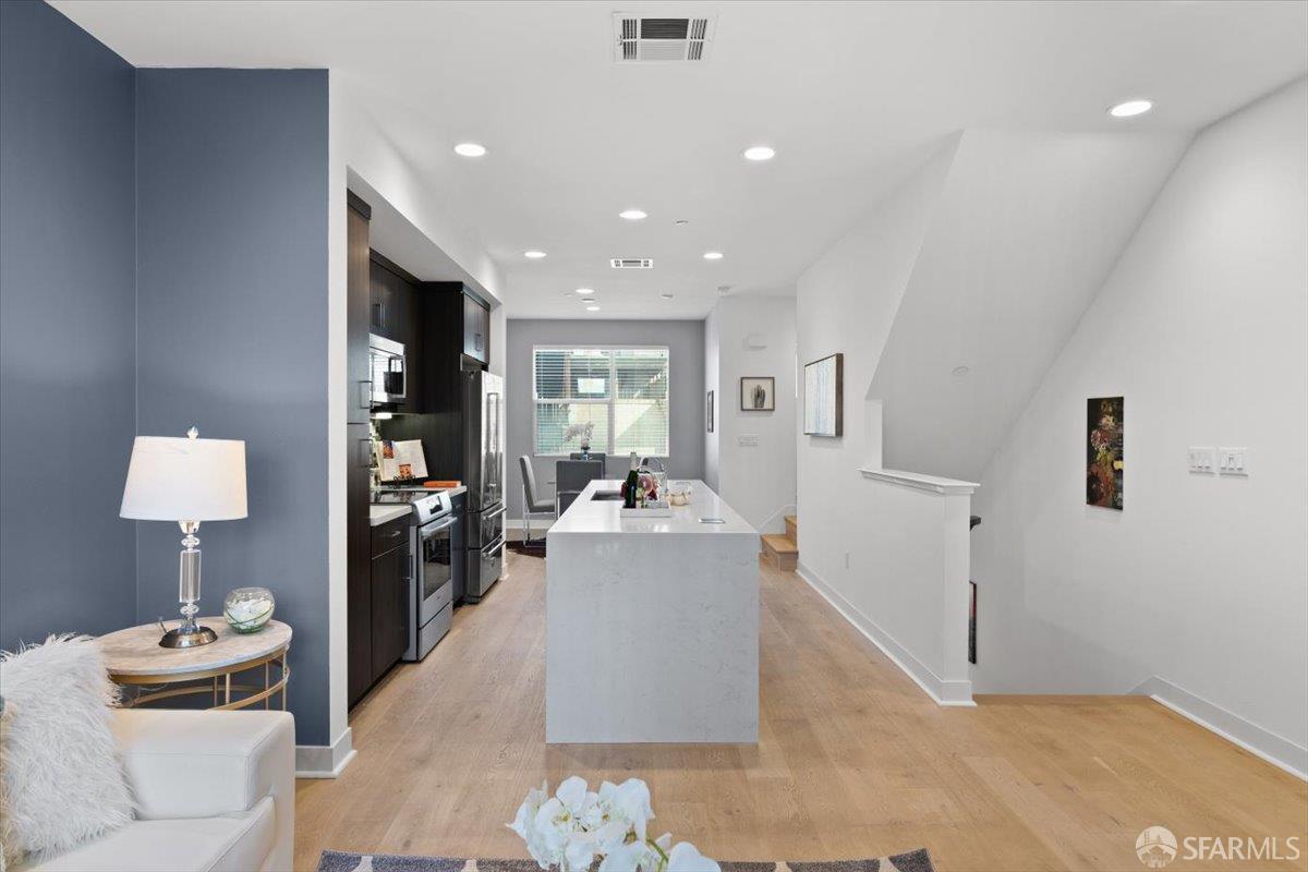 Detail Gallery Image 6 of 45 For 1807 16th St, Oakland,  CA 94607 - 2 Beds | 2/1 Baths