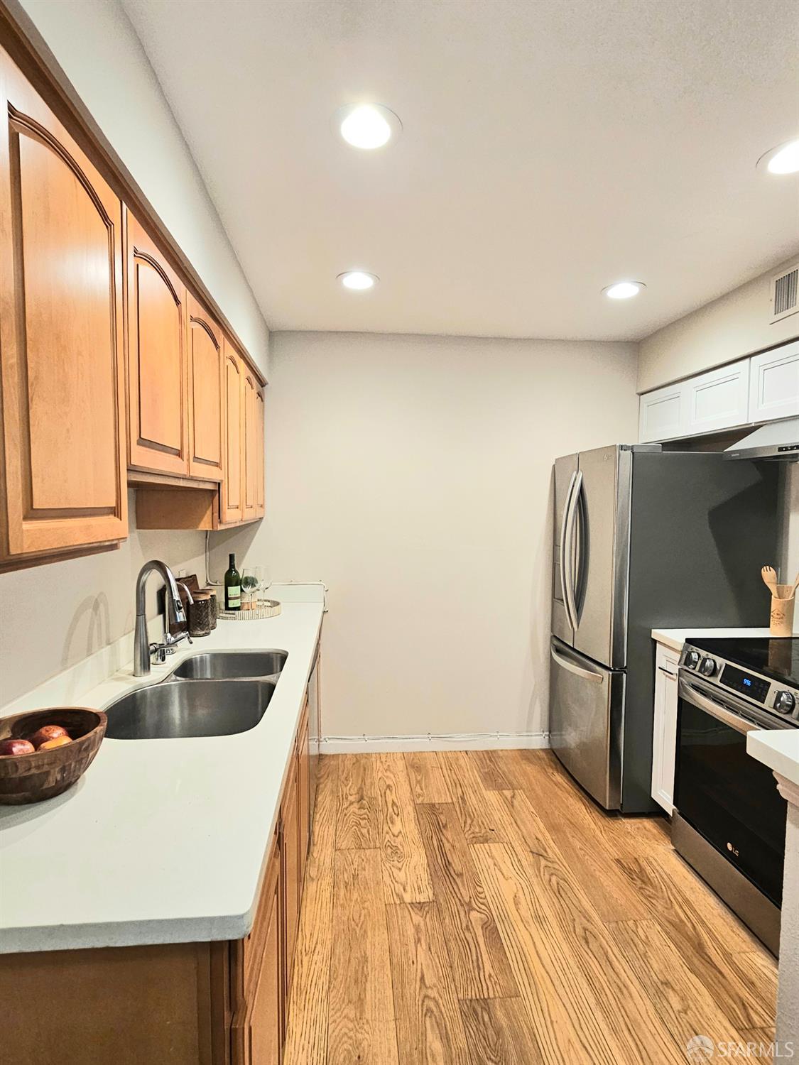 Detail Gallery Image 15 of 41 For 3001 Los Prados St #104,  San Mateo,  CA 94403 - 2 Beds | 2 Baths