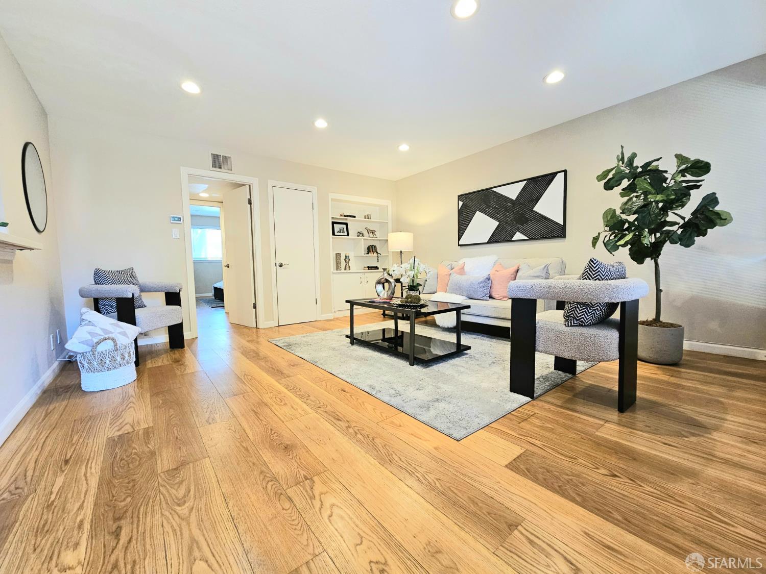 Detail Gallery Image 4 of 41 For 3001 Los Prados St #104,  San Mateo,  CA 94403 - 2 Beds | 2 Baths