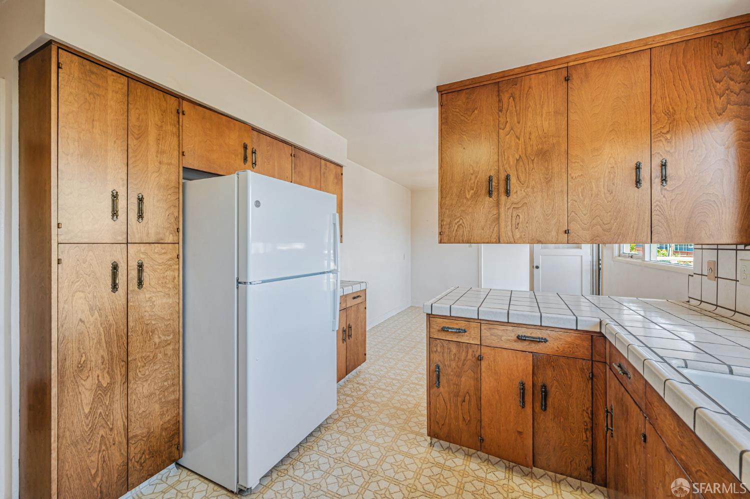 Detail Gallery Image 14 of 37 For 956 Helen Dr, Millbrae,  CA 94030 - 3 Beds | 2/1 Baths