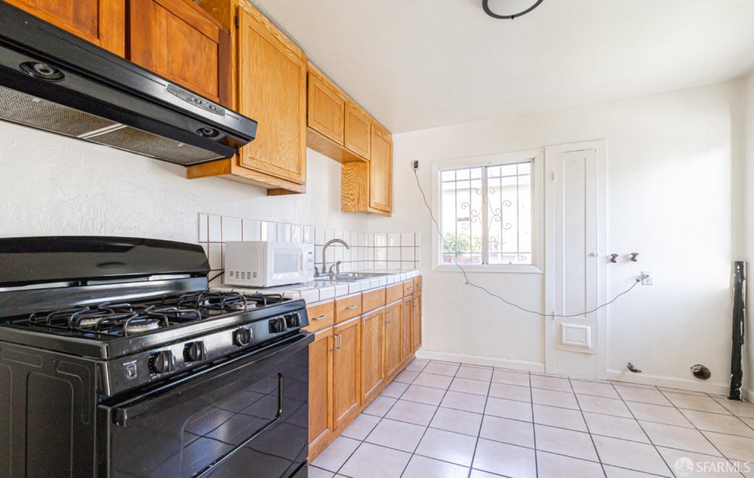 Detail Gallery Image 12 of 28 For 855 Apple St, Oakland,  CA 94603 - 4 Beds | 2 Baths