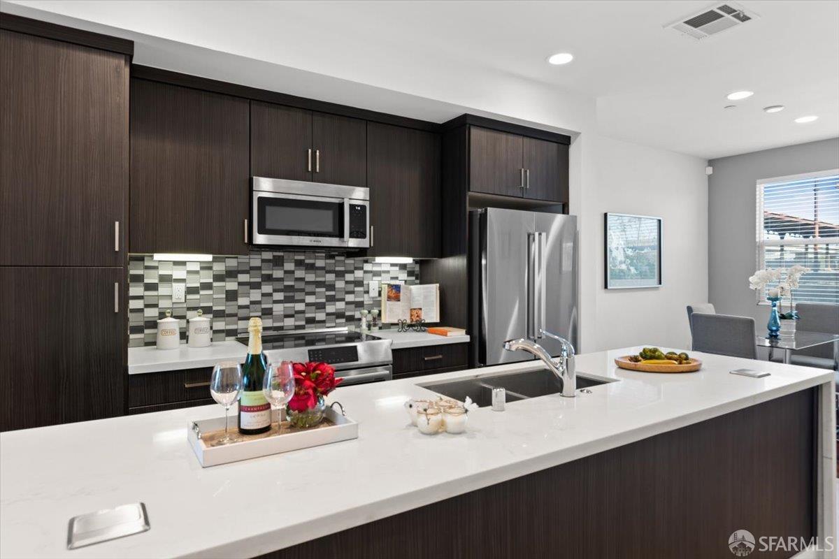 Detail Gallery Image 7 of 45 For 1807 16th St, Oakland,  CA 94607 - 2 Beds | 2/1 Baths