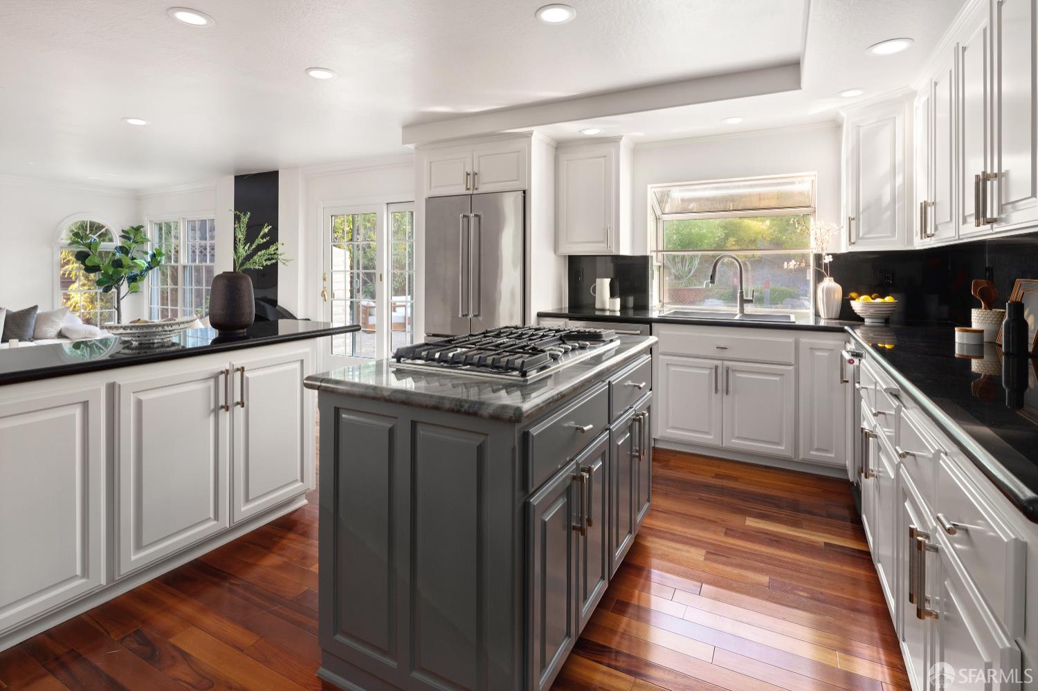 Detail Gallery Image 9 of 37 For 35 Pinewood Ct, San Mateo,  CA 94403 - 5 Beds | 2/1 Baths