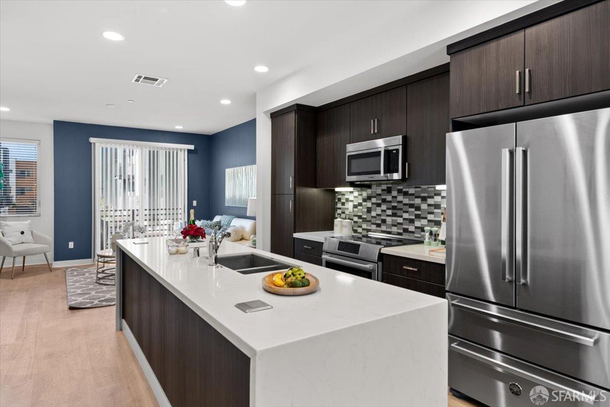 Detail Gallery Image 9 of 45 For 1807 16th St, Oakland,  CA 94607 - 2 Beds | 2/1 Baths