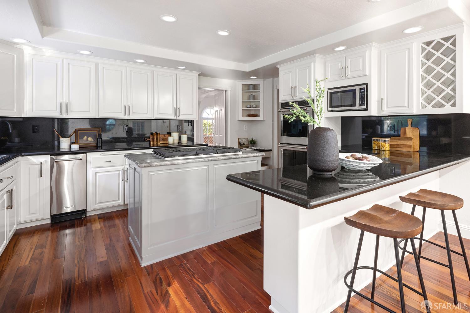 Detail Gallery Image 13 of 37 For 35 Pinewood Ct, San Mateo,  CA 94403 - 5 Beds | 2/1 Baths