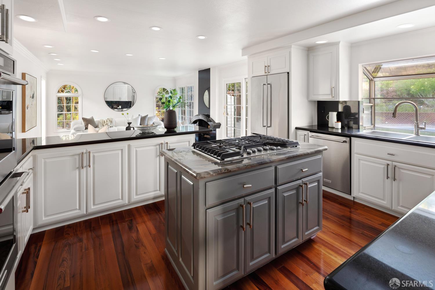 Detail Gallery Image 10 of 37 For 35 Pinewood Ct, San Mateo,  CA 94403 - 5 Beds | 2/1 Baths