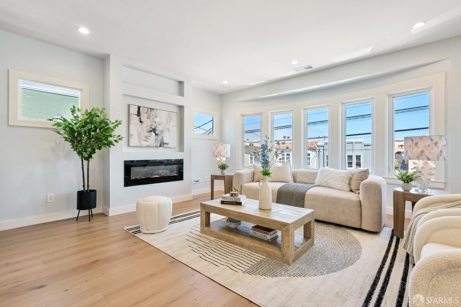 Detail Gallery Image 7 of 79 For 430 Rolph St, San Francisco,  CA 94112 - 5 Beds | 3 Baths