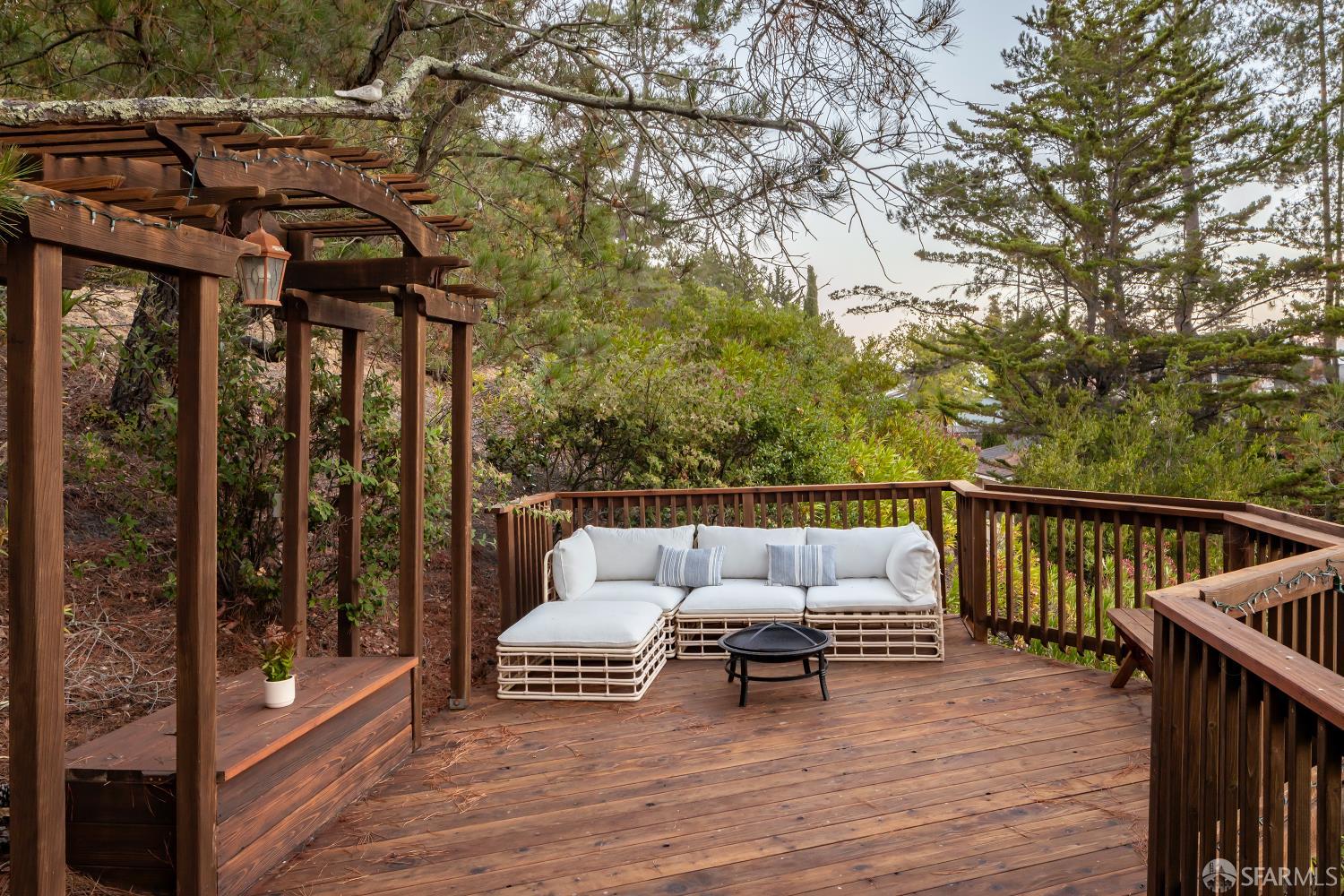Detail Gallery Image 32 of 37 For 35 Pinewood Ct, San Mateo,  CA 94403 - 5 Beds | 2/1 Baths