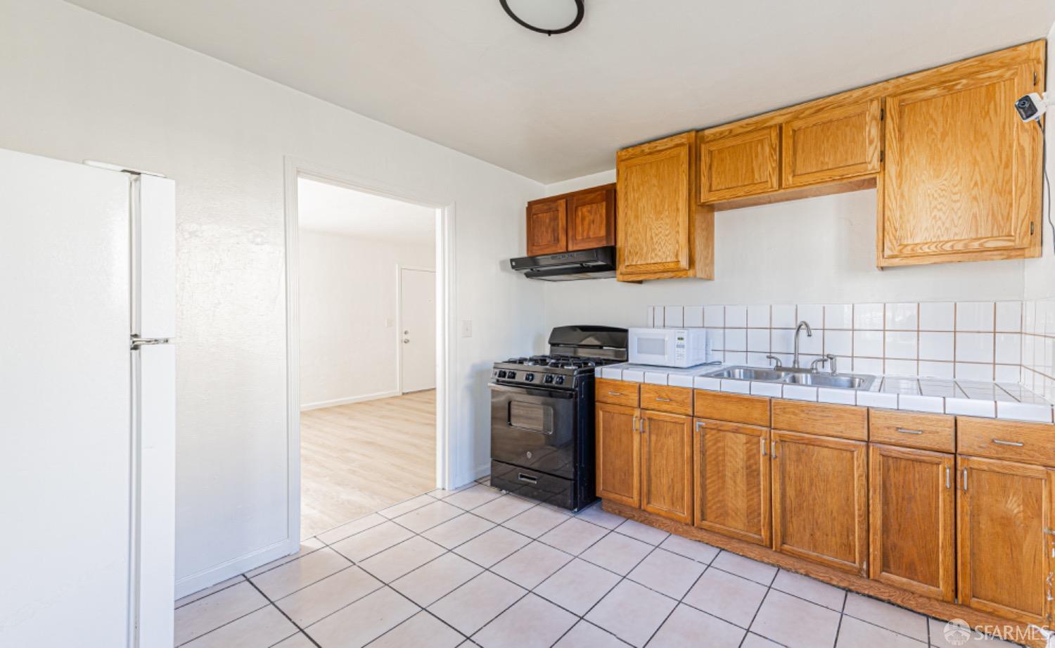 Detail Gallery Image 14 of 28 For 855 Apple St, Oakland,  CA 94603 - 4 Beds | 2 Baths
