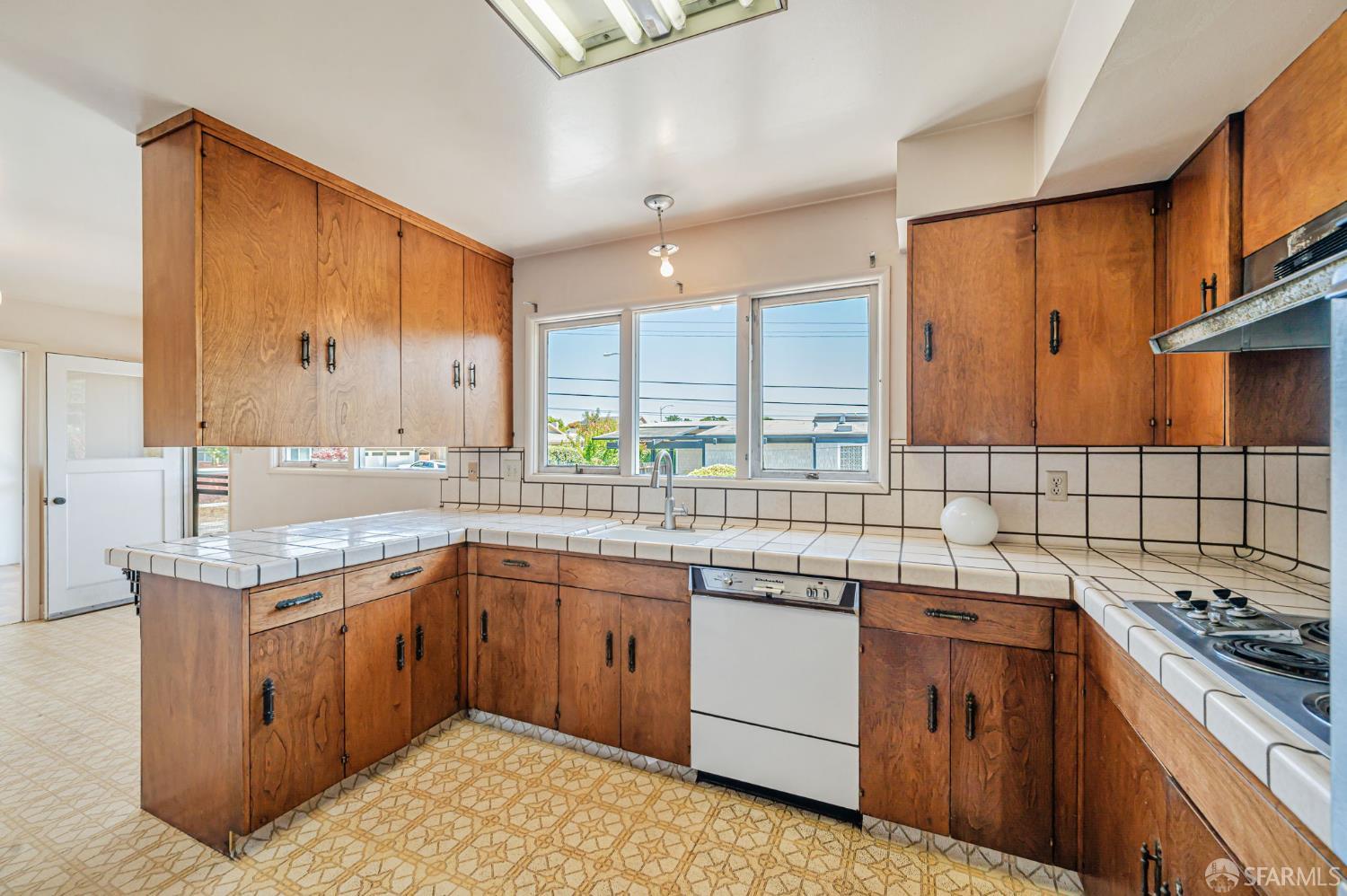 Detail Gallery Image 11 of 37 For 956 Helen Dr, Millbrae,  CA 94030 - 3 Beds | 2/1 Baths