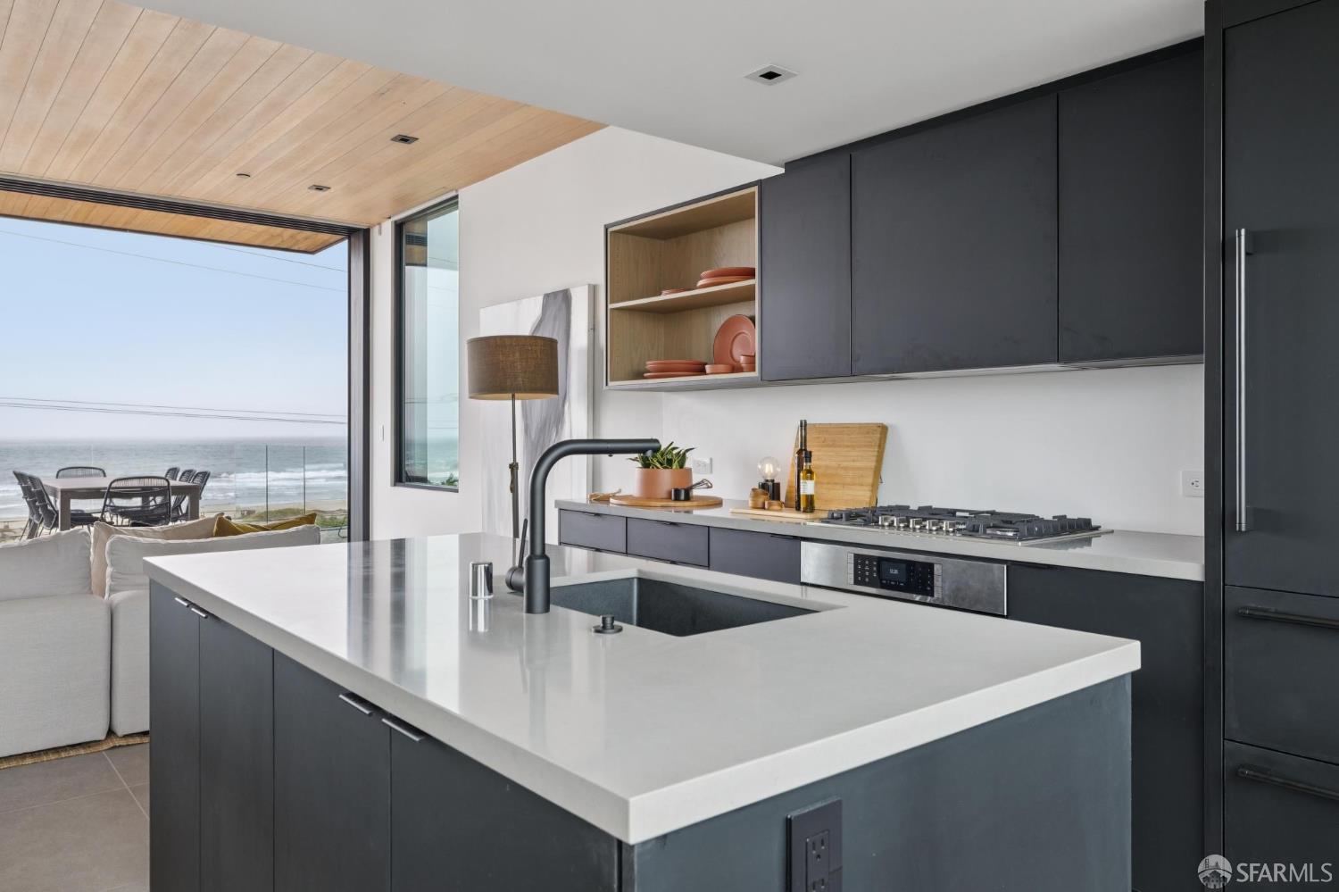 Detail Gallery Image 8 of 27 For 2026 Great Highway Hwy, San Francisco,  CA 94116 - 3 Beds | 3/1 Baths