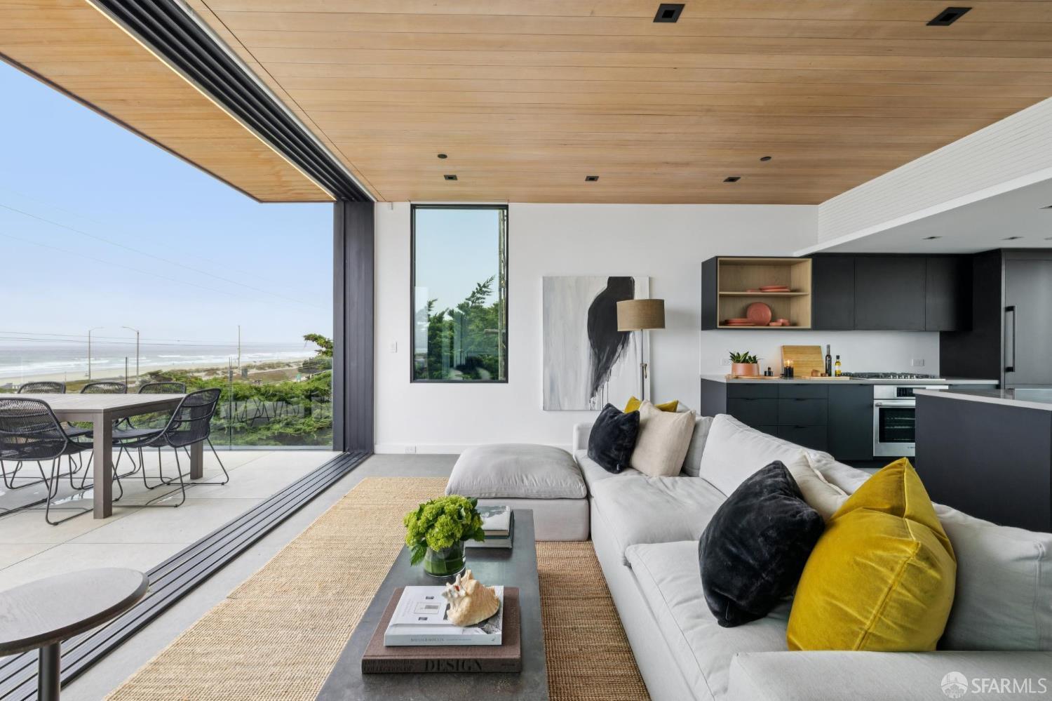 Detail Gallery Image 5 of 27 For 2026 Great Highway Hwy, San Francisco,  CA 94116 - 3 Beds | 3/1 Baths